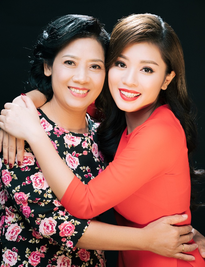 Thu Hằng (Sao Mai 2015) nghẹn ng&agrave;o bật kh&oacute;c trong MV đ&oacute;ng c&ugrave;ng mẹ m&ugrave;a Vu Lan - Ảnh 6.