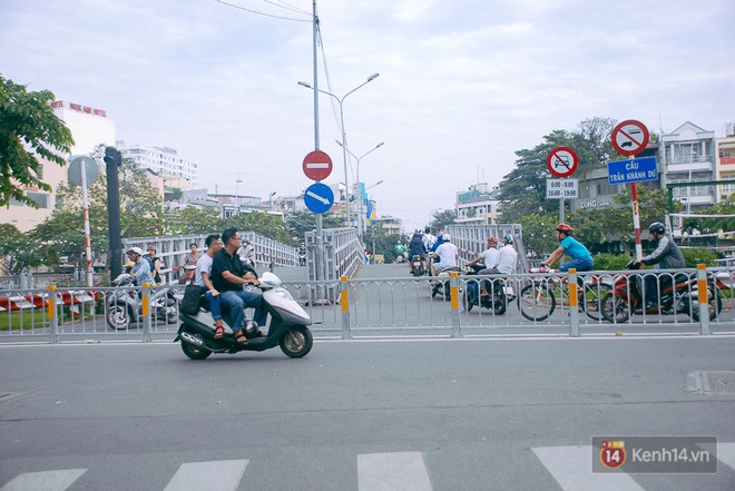Vụ nghịch lý 2 cây cầu song song ở Sài Gòn: Đã lắp dải phân cách dưới chân cầu Trần Khánh Dư để chống kẹt xe - Ảnh 4.