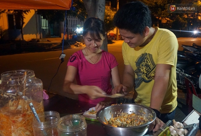 “Hạnh phúc không lời” nơi quán ăn vặt dễ thương của đôi vợ chồng trẻ bị câm điếc ở Đà Nẵng - Ảnh 12.