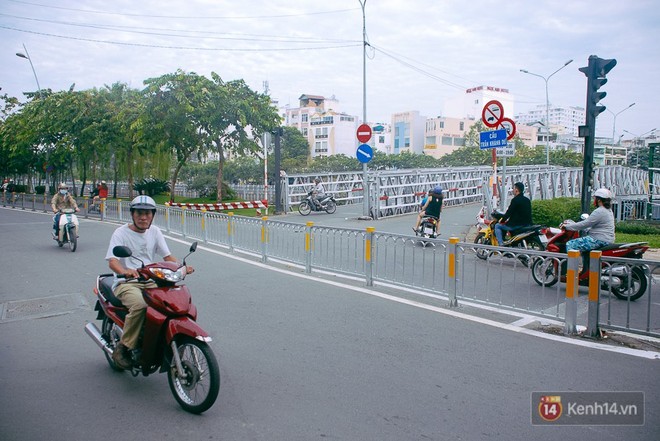 Vụ nghịch lý 2 cây cầu song song ở Sài Gòn: Đã lắp dải phân cách dưới chân cầu Trần Khánh Dư để chống kẹt xe - Ảnh 6.