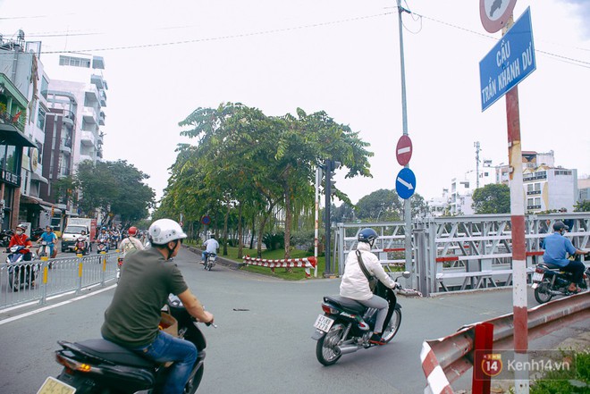 Vụ nghịch lý 2 cây cầu song song ở Sài Gòn: Đã lắp dải phân cách dưới chân cầu Trần Khánh Dư để chống kẹt xe - Ảnh 5.