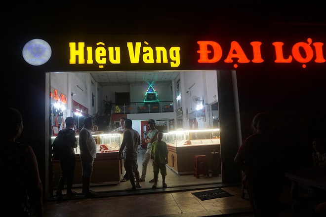 Đà Nẵng: Nhóm thanh niên cướp tiệm vàng táo tợn trong đêm - Ảnh 2.