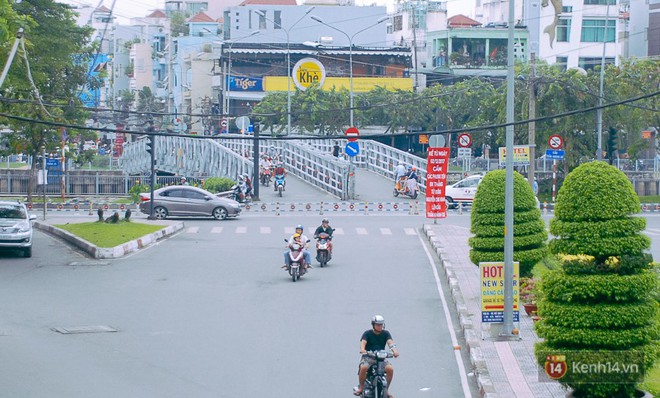 Vụ nghịch lý 2 cây cầu song song ở Sài Gòn: Đã lắp dải phân cách dưới chân cầu Trần Khánh Dư để chống kẹt xe - Ảnh 3.