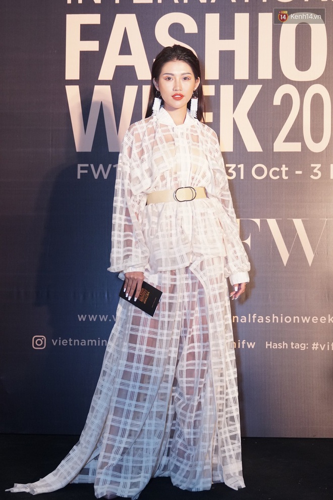 Thảm đỏ VIFW ngày 1: Jolie Nguyễn diện gần 2 tỷ VNĐ, Đức Phúc chưa bao giờ lạ đến thế với set đồ mình tự làm stylist - Ảnh 8.