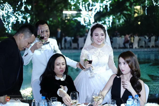 Sau khi hủy kết bạn tr&ecirc;n mạng x&atilde; hội v&igrave; m&acirc;u thuẫn, Khắc Tiệp vui vẻ đăng ảnh chụp c&ugrave;ng Ngọc Trinh - Ảnh 1.