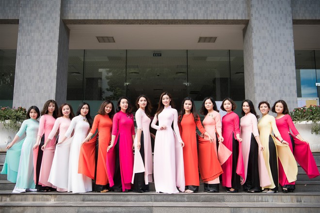 Hoa hậu Mỹ Linh diện áo dài, nhí nhảnh bên bạn bè trước khi lên đường thi Miss World 2017 - Ảnh 8.