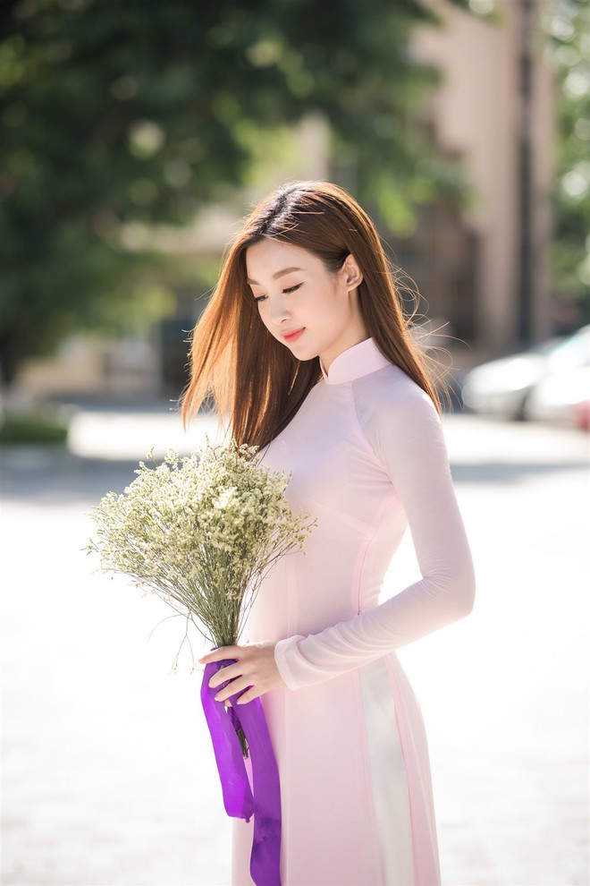 Hoa hậu Mỹ Linh diện áo dài, nhí nhảnh bên bạn bè trước khi lên đường thi Miss World 2017 - Ảnh 4.