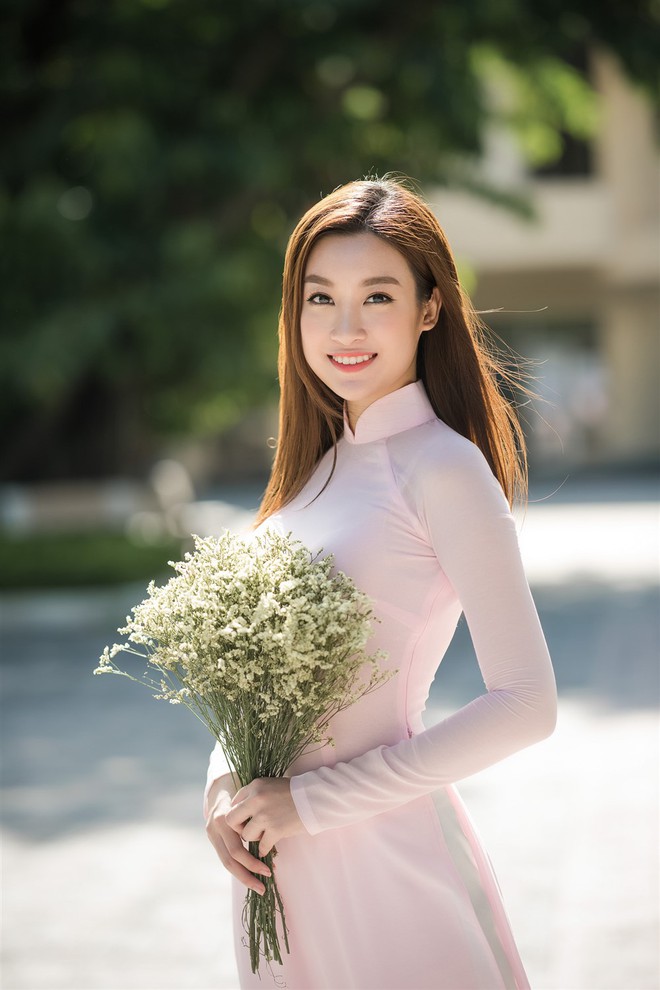 Hoa hậu Mỹ Linh diện áo dài, nhí nhảnh bên bạn bè trước khi lên đường thi Miss World 2017 - Ảnh 2.