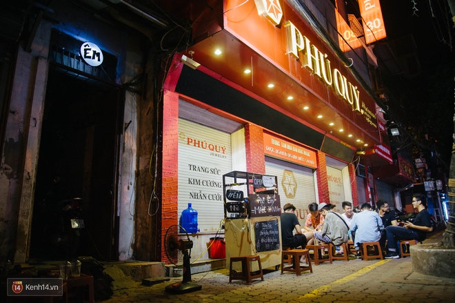 Giữa Hà Nội, có một quán cafe đang gây sốt vì tấm biển hiệu Ở đây không có wifi, hãy nói chuyện với nhau như năm 1992! - Ảnh 2.