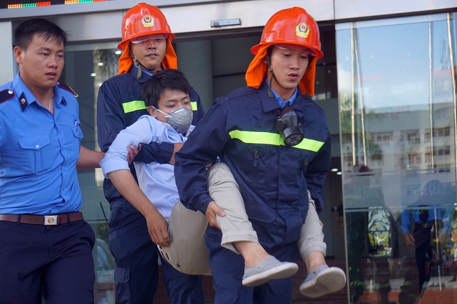 Xem hàng trăm cảnh sát diễn tập chữa cháy tại Trung tâm hành chính cao 37 tầng ở Đà Nẵng - Ảnh 14.
