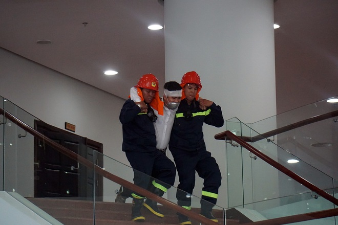 Xem hàng trăm cảnh sát diễn tập chữa cháy tại Trung tâm hành chính cao 37 tầng ở Đà Nẵng - Ảnh 13.