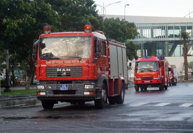 Xem hàng trăm cảnh sát diễn tập chữa cháy tại Trung tâm hành chính cao 37 tầng ở Đà Nẵng - Ảnh 7.