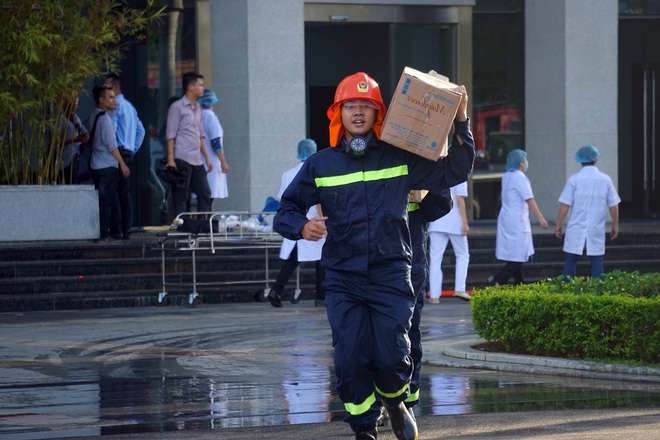 Xem h&agrave;ng trăm cảnh s&aacute;t diễn tập chữa ch&aacute;y tại Trung t&acirc;m h&agrave;nh ch&iacute;nh cao 37 tầng ở Đ&agrave; Nẵng - Ảnh 16.