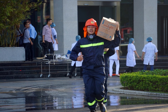 Xem hàng trăm cảnh sát diễn tập chữa cháy tại Trung tâm hành chính cao 37 tầng ở Đà Nẵng - Ảnh 16.