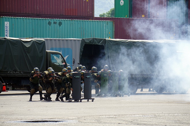 Xem lực lượng đặc nhiệm ở Đà Nẵng diễn tập phòng chống khủng bố như phim hành động - Ảnh 7.
