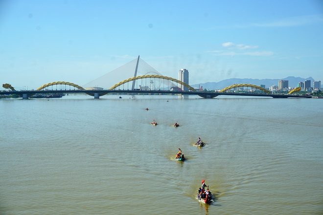 Hàng nghìn người Đà Nẵng đội nắng đổ ra sông Hàn xem đua thuyền ngày 2/9 - Ảnh 11.