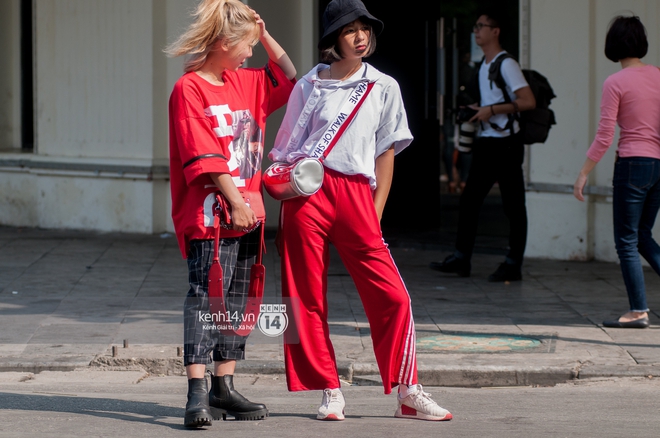 Street style ng&agrave;y đầu VIFW: Giới trẻ H&agrave; Nội ăn vận lồng lộn hơn hẳn năm trước, c&aacute;c nh&oacute;c t&igrave; mặc chất g&acirc;y b&atilde;o phố đi bộ - Ảnh 11.