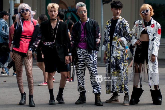 Street style ng&agrave;y đầu VIFW: Giới trẻ H&agrave; Nội ăn vận lồng lộn hơn hẳn năm trước, c&aacute;c nh&oacute;c t&igrave; mặc chất g&acirc;y b&atilde;o phố đi bộ - Ảnh 3.