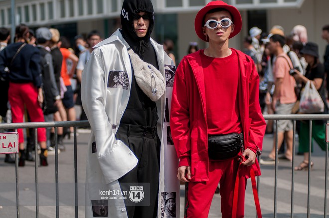 Street style ng&agrave;y đầu VIFW: Giới trẻ H&agrave; Nội ăn vận lồng lộn hơn hẳn năm trước, c&aacute;c nh&oacute;c t&igrave; mặc chất g&acirc;y b&atilde;o phố đi bộ - Ảnh 6.