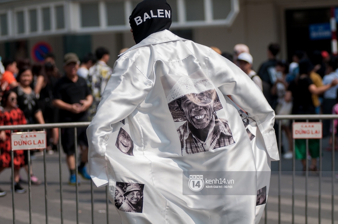 Street style ng&agrave;y đầu VIFW: Giới trẻ H&agrave; Nội ăn vận lồng lộn hơn hẳn năm trước, c&aacute;c nh&oacute;c t&igrave; mặc chất g&acirc;y b&atilde;o phố đi bộ - Ảnh 7.