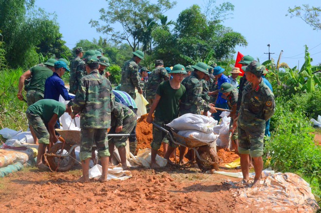 Chùm ảnh: Tin bão vào Thanh Hóa, hàng trăm chiến sĩ bộ đội cùng người dân chung tay đắp đê chống ngập - Ảnh 6.