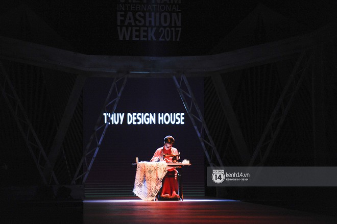 VIFW ngày 2: Chị đại Ngô Thanh Vân mở màn xuất sắc cho BST Cô Ba Sài Gòn của Thuỷ Design House - Ảnh 2. VIFW ngày 2: Chị đại Ngô Thanh Vân mở màn xuất sắc cho BST Cô Ba Sài Gòn của Thuỷ Design House - Ảnh 2.