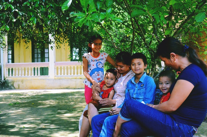 Người dân Thanh Hóa bị cô lập vì mưa lũ: 5 ngày rồi chúng tôi chỉ ngồi trong thuyền, chơi vơi giữa nhà cố vớt vát ít tài sản... - Ảnh 8.