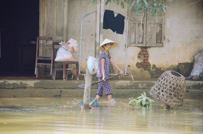 Người dân Thanh Hóa bị cô lập vì mưa lũ: 5 ngày rồi chúng tôi chỉ ngồi trong thuyền, chơi vơi giữa nhà cố vớt vát ít tài sản... - Ảnh 5.