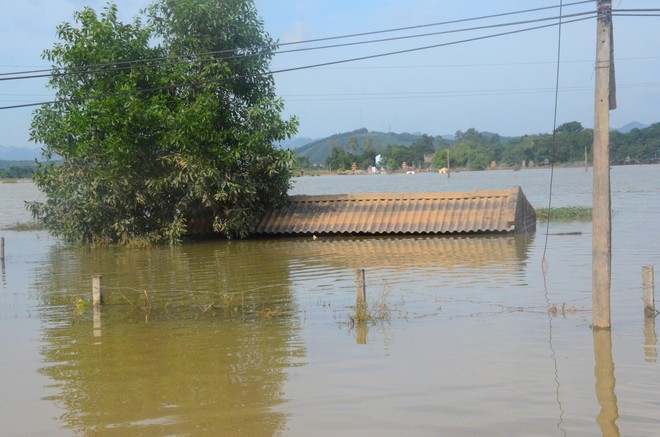 Người dân Thanh Hóa bị cô lập vì mưa lũ: 5 ngày rồi chúng tôi chỉ ngồi trong thuyền, chơi vơi giữa nhà cố vớt vát ít tài sản... - Ảnh 1.