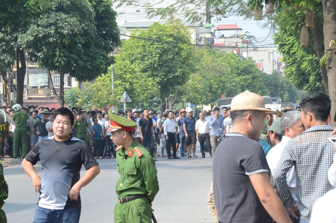 Nh&acirc;n chứng h&atilde;i h&ugrave;ng kể lại ph&uacute;t nam thanh ni&ecirc;n cầm s&uacute;ng khống chế nữ nh&acirc;n vi&ecirc;n hộ l&yacute; l&agrave;m con tin - Ảnh 5.