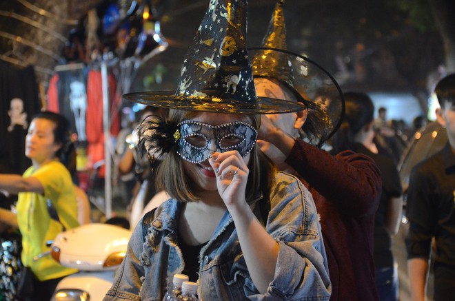 Hà Nội: Nhiều người hốt hoảng với cảnh tượng dao cắm xuyên đầu cô gái trẻ trong đêm Halloween trên phố Hàng Mã - Ảnh 5.