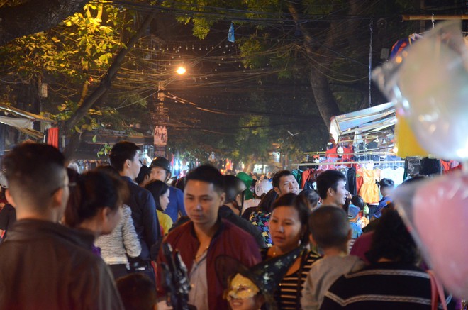 H&agrave; Nội: Nhiều người hốt hoảng với cảnh tượng dao cắm xuy&ecirc;n đầu c&ocirc; g&aacute;i trẻ trong đ&ecirc;m Halloween tr&ecirc;n phố H&agrave;ng M&atilde; - Ảnh 2.