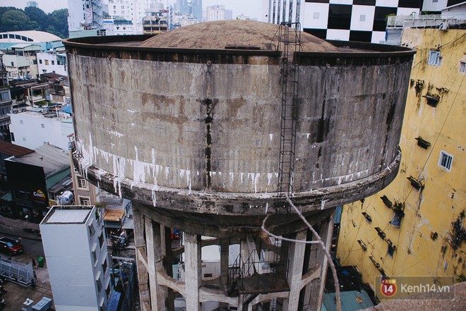 Cận cảnh ph&aacute; dỡ thuỷ đ&agrave;i khổng lồ bỏ hoang ngay trung t&acirc;m S&agrave;i G&ograve;n, b&uacute;a tạ đập 4 lần li&ecirc;n tiếp mới vỡ - Ảnh 4.