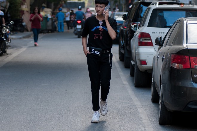 Street style 2 miền: các bạn trẻ lăng xê nhiệt tình cho túi cắp nách và họa tiết kẻ caro - Ảnh 17.