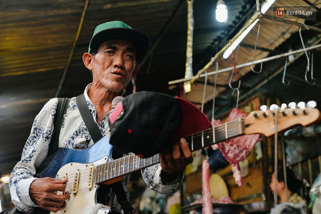 Chuyện Tám mù hát rong - Người cha lang thang khắp Sài Gòn bán tiếng ca, kiếm tiền chữa trị đôi mắt cho con gái - Ảnh 4.