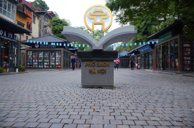 Trước thực trạng kh&aacute;ch đến phố s&aacute;ch H&agrave; Nội chỉ để... check-in, phương &aacute;n giải cứu được gửi đến Chủ tịch TP. H&agrave; Nội - Ảnh 1.