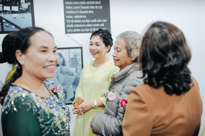 Nhiều cha mẹ kh&ocirc;ng giấu được niềm tự h&agrave;o v&agrave; x&uacute;c động khi đến thăm văn ph&ograve;ng l&agrave;m việc của con - Ảnh 3.