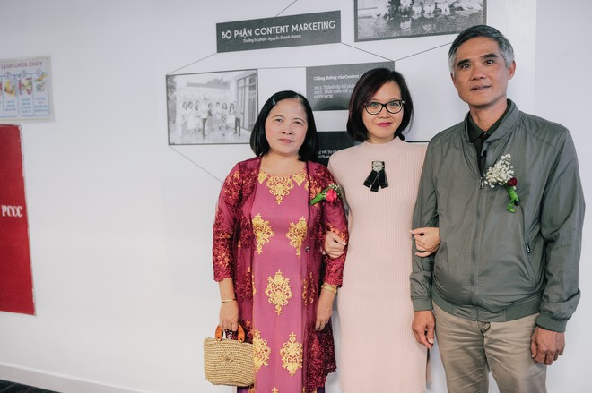 Nhiều cha mẹ kh&ocirc;ng giấu được niềm tự h&agrave;o v&agrave; x&uacute;c động khi đến thăm văn ph&ograve;ng l&agrave;m việc của con - Ảnh 4.