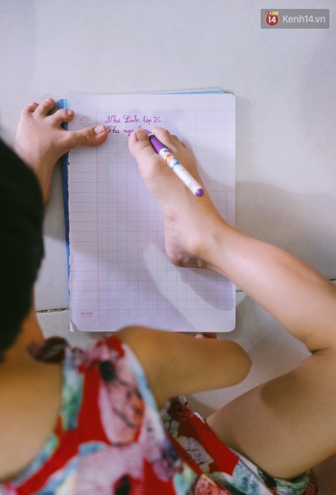 Cô bé chim cánh cụt 7 tuổi viết chữ bằng chân và ước mơ trở thành cô giáo - Ảnh 5.