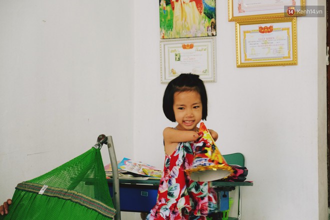 C&ocirc; b&eacute; chim c&aacute;nh cụt 7 tuổi viết chữ bằng ch&acirc;n v&agrave; ước mơ trở th&agrave;nh c&ocirc; gi&aacute;o - Ảnh 8.