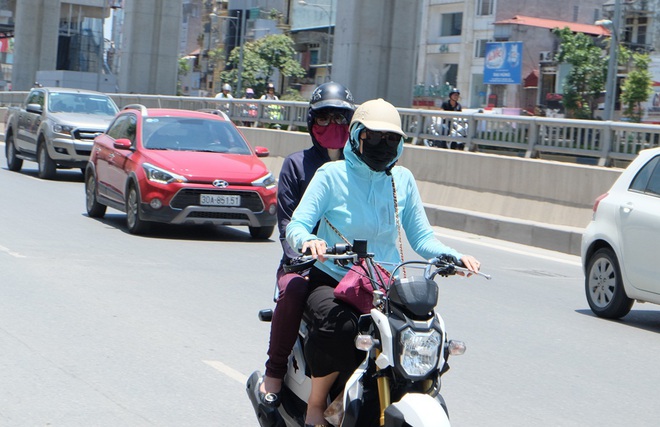 Người Hà Nội quấn chăn, quần áo kín mít tránh nắng nóng kỷ lục trong 40 năm qua - Ảnh 2.