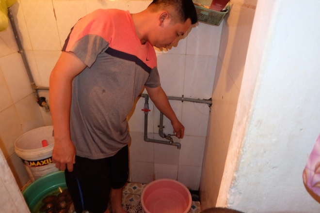 Bi hài cảnh mất nước sạch ngày Hà Nội nắng nóng đỉnh điểm: Cả nhà 4 người chờ đủ 4 lần đi vệ sinh mới dám xả nước - Ảnh 4.