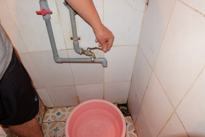 Bi hài cảnh mất nước sạch ngày Hà Nội nắng nóng đỉnh điểm: Cả nhà 4 người chờ đủ 4 lần đi vệ sinh mới dám xả nước - Ảnh 5.
