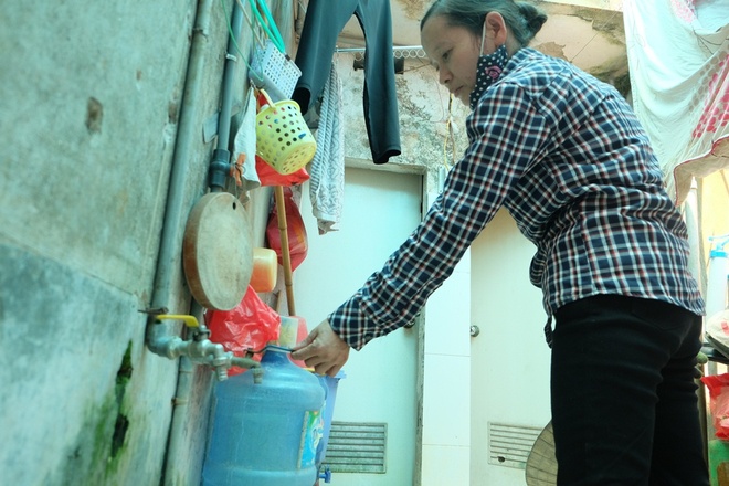 Bi h&agrave;i cảnh mất nước sạch ng&agrave;y H&agrave; Nội nắng n&oacute;ng đỉnh điểm: Cả nh&agrave; 4 người chờ đủ 4 lần đi vệ sinh mới d&aacute;m xả nước - Ảnh 3.