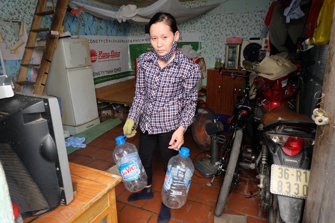 Bi h&agrave;i cảnh mất nước sạch ng&agrave;y H&agrave; Nội nắng n&oacute;ng đỉnh điểm: Cả nh&agrave; 4 người chờ đủ 4 lần đi vệ sinh mới d&aacute;m xả nước- Ảnh 1.