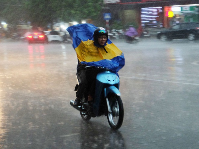 Trận mưa vàng chấm dứt nóng kỷ lục hơn 40 độ C, nơi nào Hà Nội mưa to nhất? - Ảnh 2.