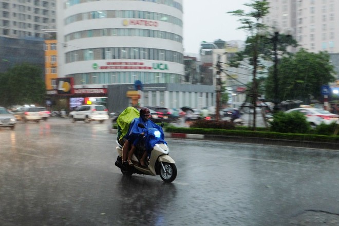 Trận mưa vàng chấm dứt nóng kỷ lục hơn 40 độ C, nơi nào Hà Nội mưa to nhất? - Ảnh 1.