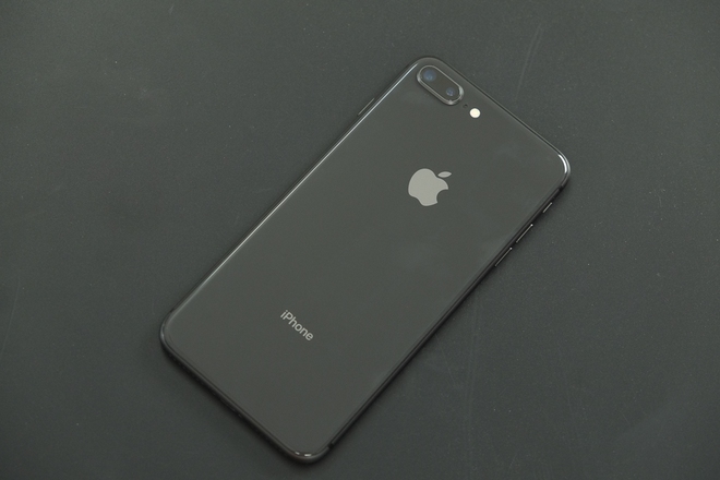 iPhone mới cũng d&ugrave;ng chất liệu k&iacute;nh nhưng c&oacute; một đặc điểm lại khiến smartphone Android phải ch&agrave;o thua - Ảnh 1.