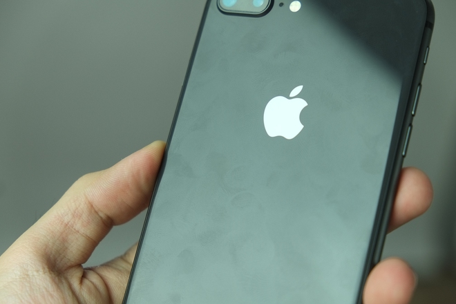 iPhone mới cũng d&ugrave;ng chất liệu k&iacute;nh nhưng c&oacute; một đặc điểm lại khiến smartphone Android phải ch&agrave;o thua - Ảnh 2.