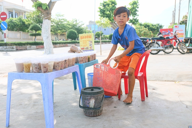 Ngày hè đẹp nhất của tụi con nít nhà nghèo: Bán sen, bán chè nhưng vui biết bao vì đỡ đần được cha mẹ  - Ảnh 9.